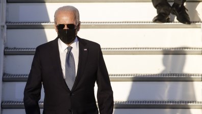 Байдън се изгуби на срещата на Г-7, броди из кафене, Джил си го прибра (ВИДЕО)