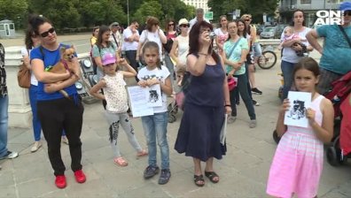Родители протестираха пред НС срещу задължителните ваксини