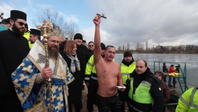 22-годишен студент грабна кръста в София, във Варна - млад IT консултант