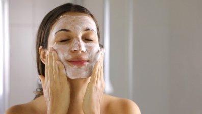 Съставки в козметиката, които намаляват бръчките около очите