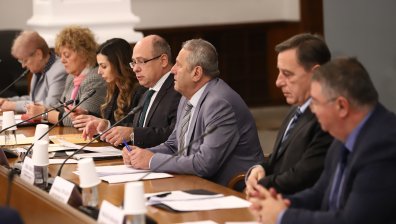 Предлагат работодателите да поемат само първите два дни болнични на служителите си