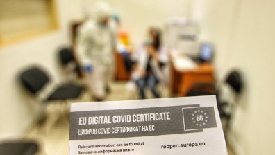 МОН подкрепя въвеждането на "зелен сертификат" за учителите