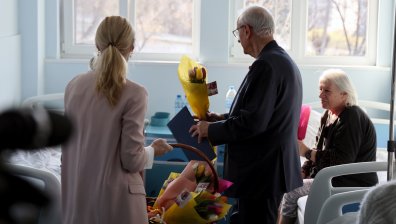 Сдружението "Живот с рак" раздаде подаръци на онкоболни жени за 8 март