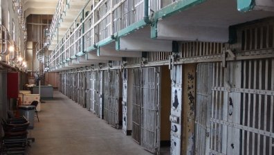 Жена опитала да вкара метамфетамин и хероин в столичен затвор, повдигнаха ѝ обвинение