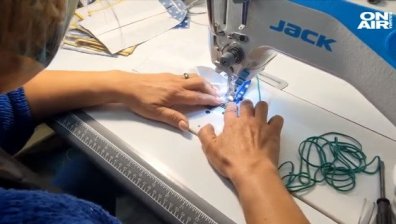 Българско семейство в Испания шие защитни маски за домове за възрастни