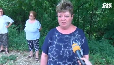Абсурд в Русенско: Семейства не могат да стигнат до домовете си заради разбита улица