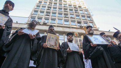 Попове организираха протест пред БНТ заради скандала с Горан Благоев