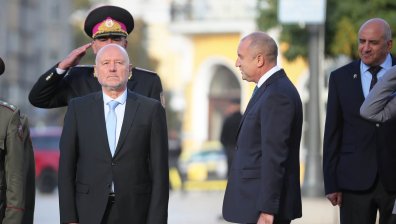 Президентът Радев и министър Тагарев отбелязаха празника на авиацията