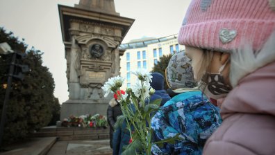 Почит към Апостола: Деца сведоха глави пред паметника на Левски в София (СНИМКИ+ВИДЕО)
