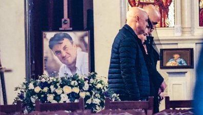 Бели рози, дъжд и спомени на поклонението на Боби Михайлов: "Обичаше живота"