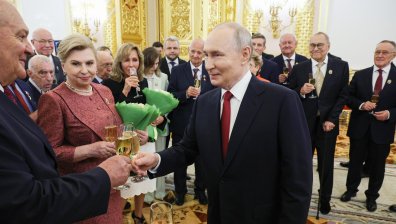 Путин отвори шампанско и раздаде златни медали "Герой на труда" (СНИМКИ)