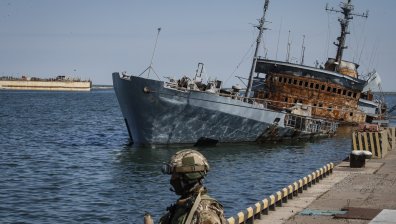 Първият кораб потегли от Мариупол, градът се връща към нормалния живот
