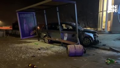 Пиян шофьор в Търново отнесе спирка, паркирани коли и се вряза на метри от хотел