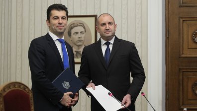Радев връчи мандат на Кирил Петков, той го върна с конкретни имена в кабинета