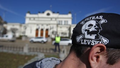 Фенове на "Левски" излязоха на протест пред Народното събрание