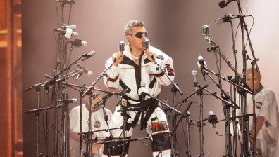 Международен скандал: Двама в ареста след поискания подкуп от камионите на Роби Уилямс