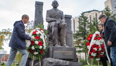 Откриха паметник на писателя Симеон Радев в София	