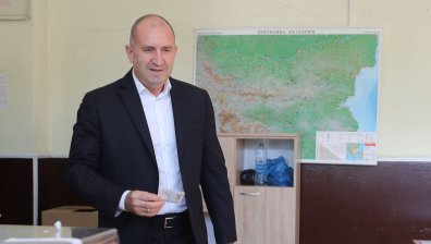 "Алфа Рисърч": Радев води с голяма преднина, избирателната активност спада