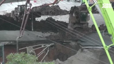 Огромна дупка зейна в Китай, погълнала автомобили