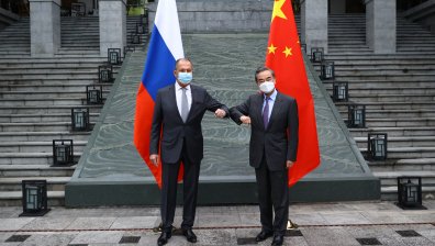 С чувство за хумор - Лавров носи маска с надпис "По дяволите карантината" (+ВИДЕО)