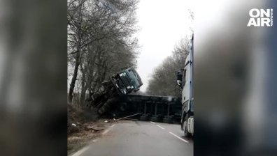 ТИР се преобърна на Е-79, шофьорът е със счупени ребра