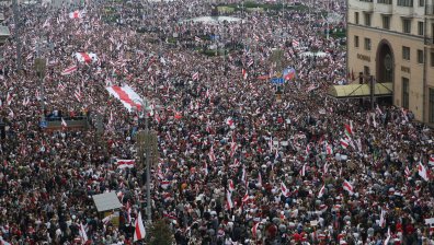 100 000 на протест в Минск, граждани на балтийските страни образуват живи вериги