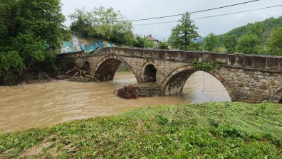 Водната стихия в Дряново: Десетки наводнени къщи и засегнат мост на Колю Фичето
