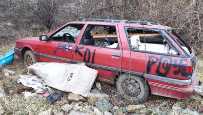От година в парк "Въртопо": Изоставена кола, пълна с боклуци и изпочупена 