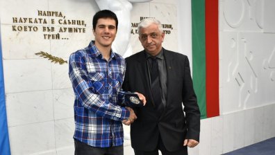 Ректорът на НСА награди Тервел Замфиров: "Студентите ни пишат история"