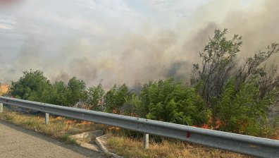 Овладяха големия пожар в Сакар, гасят два активни фронта