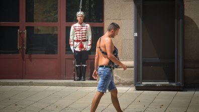 С диня, сладолед, вода и без дрехи - столичани срещу сахарските горещини