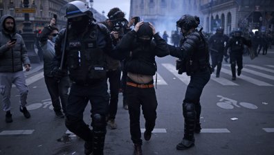 Нови сблъсъци във Франция: Над 120 полицаи са ранени, подпалиха кметство