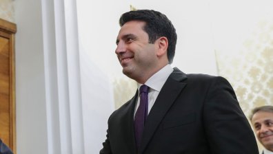Шефът на парламента в Армения наплю минувач, искат оставката му