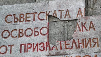 61-годишен мъж потроши с чук паметника на Съветската армия в София