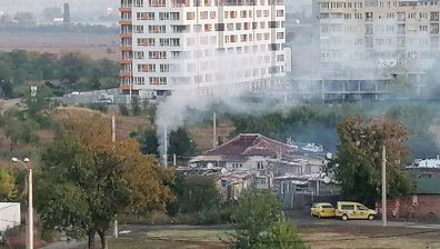 Топло е, а над столичен квартал се стеле дим от горене на боклуци