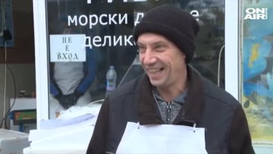 Историята на Николай, който продава риба и подарява усмивки