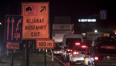 Унгария затвори границите си, извиха се колони от коли по пунктовете