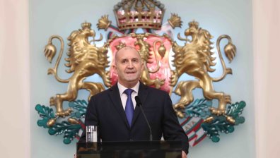 Държавният глава Румен Радев излиза от президентската институция