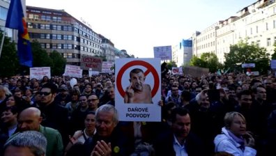 Хиляди искат оставките на чешкия президент и министъра на финансите