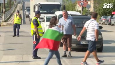 Жители на Елин Пелин протестираха срещу увеличаващ се трафик и липса на вода