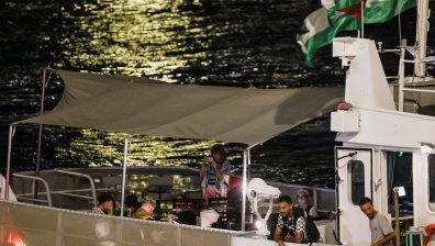 Дрон удари лодка от хуманитарната флотилия с Грета Турнберг по път към Газа