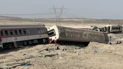 Влак удари багер в Иран и дерайлира, най-малко 17 са загиналите (+СНИМКИ)