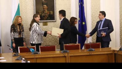 ГЕРБ-СДС и "Продължаваме промяната" се заядоха за бюджета, канят още партии на нови разговори