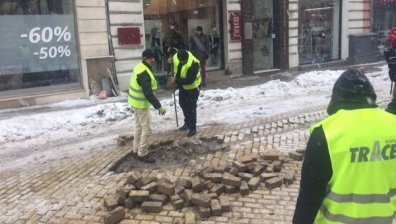 Жълтите павета на ул. "Леге" в София се огънаха