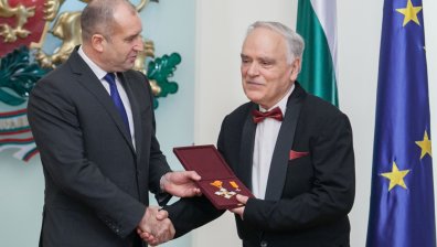 Президентът награди дейци на културата и образованието