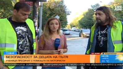 Ученици пресичат с помощта на мотористи