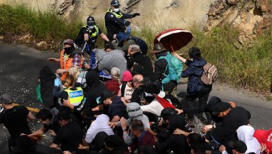 Ранени полицаи и стотици арестувани на протест в Мелбърн срещу Ковид мерките