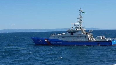 Корабът "Обзор" спаси бедстващи в Черно море туркиня и украинец със забрана