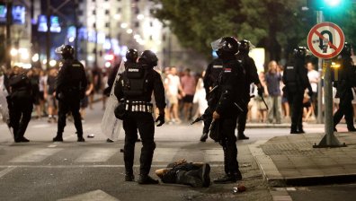 Над 40 ранени полицаи и 37 арестувани след поредния протест в Сърбия