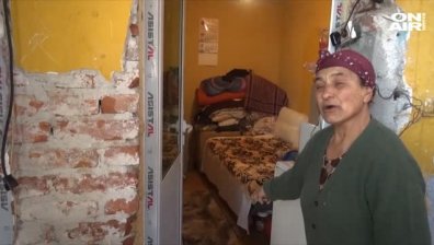Жителите на къщата, която "погълна" улична лампа, я рушат сами